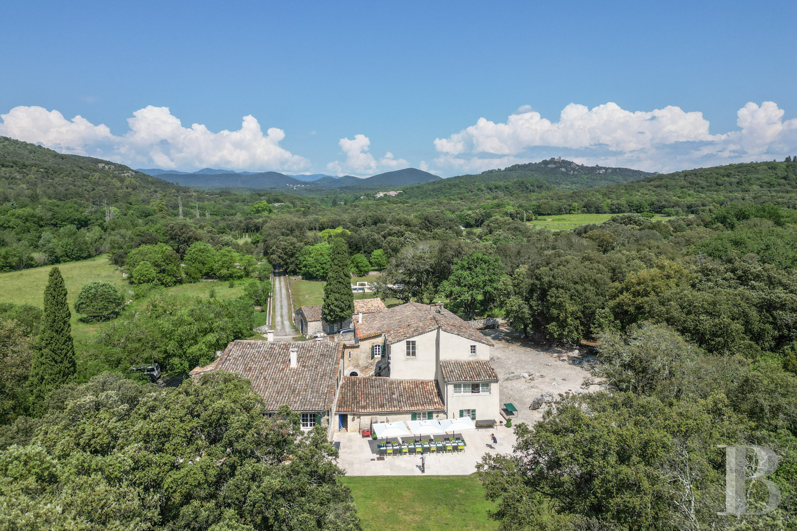 Dans le Gard, au sud d’Anduze, un vaste mas sur un domaine de 130 hectares - photo  n°1